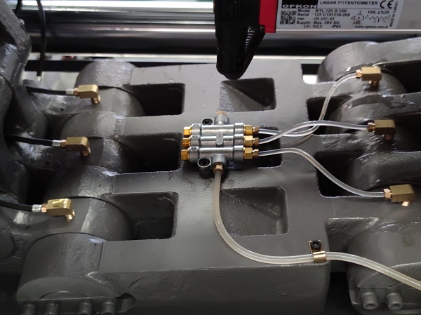 injection molding machine toggle