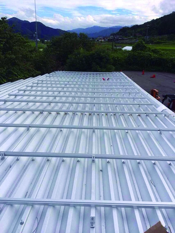 Алюминиевые монтажные рейки на крыше солнечной энергии