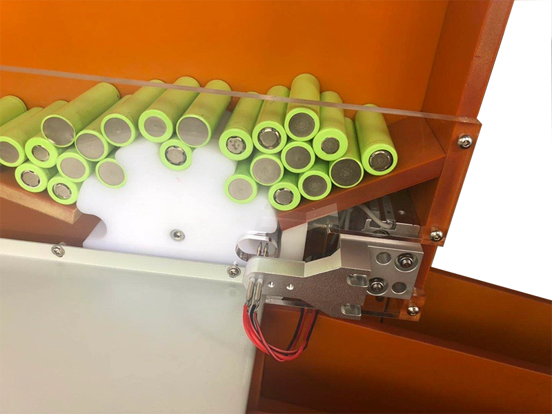 Автоматические батареи цилиндра 5 каналов сортируя машину для линии блока батарей 18650