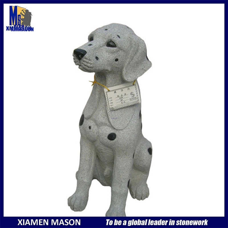 Скульптура собаки из гранитного камня ручной работы на открытом воздухе