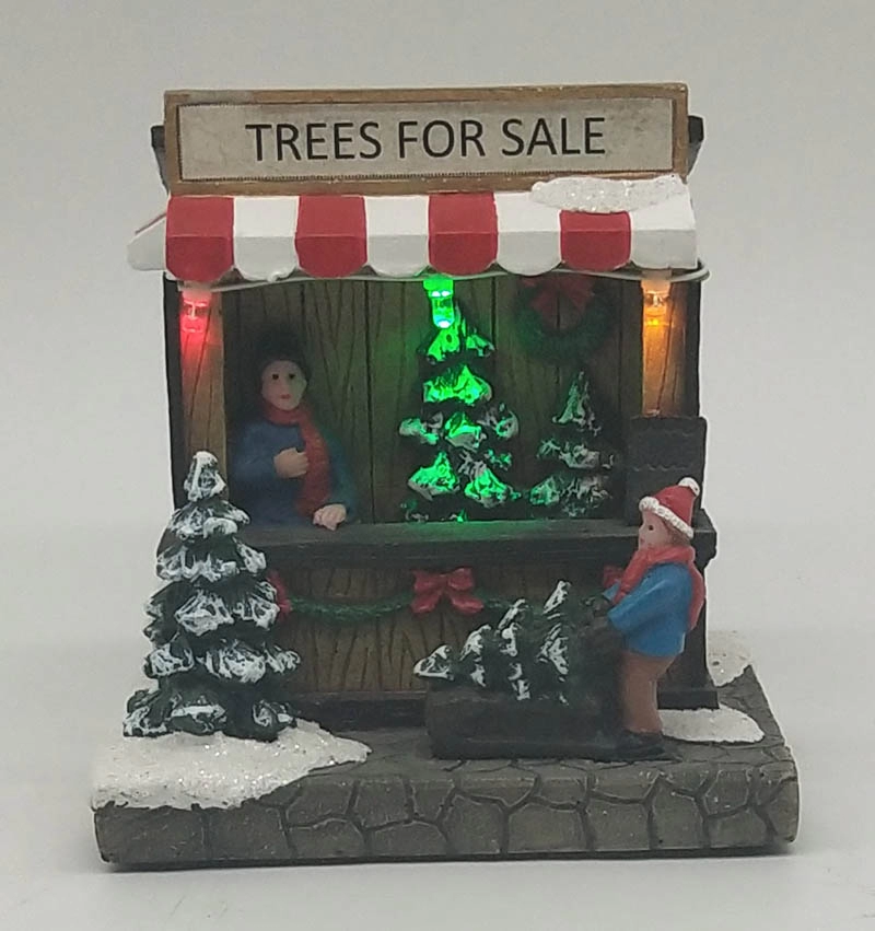 Освещенный магазин рождественских венков с мужчиной