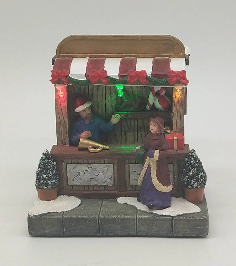 Освещенный магазин рождественских игрушек с женщиной
