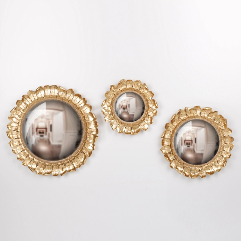 Круглое настенное зеркало из полирезины с выпуклым золотым лепестком цветка