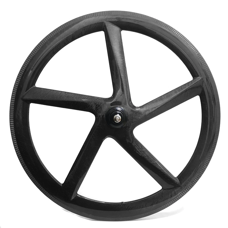 Переднее колесо из карбона с пятью спицами, трубчатое глубиной 55 мм и шириной 23 мм.
