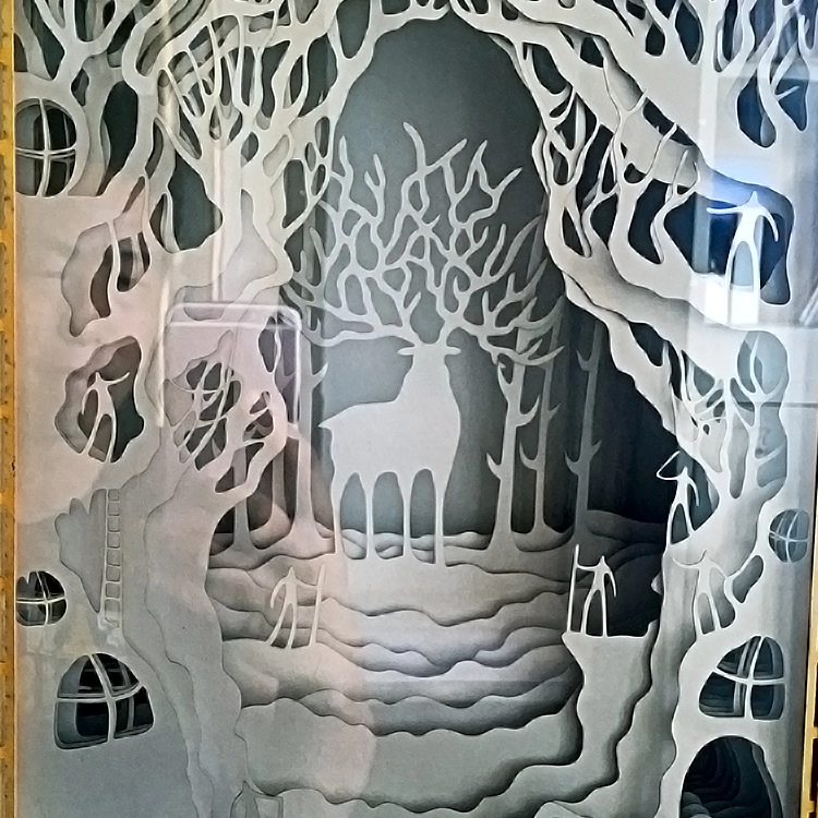 Гравюра на деревянной витрине скульптура животных