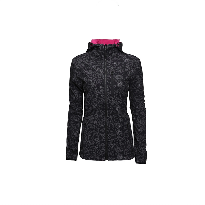 Женская водонепроницаемая ветрозащитная куртка черного цвета с принтом на открытом воздухе