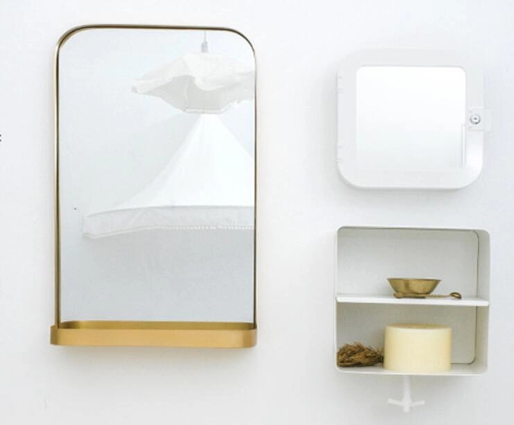 Металлическое тонкое обрамленное зеркало стены золота с полкой для хранения