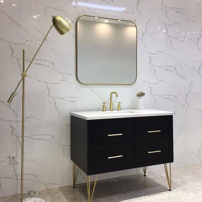 Металлическое золотое квадратное настенное зеркало в ванной комнате