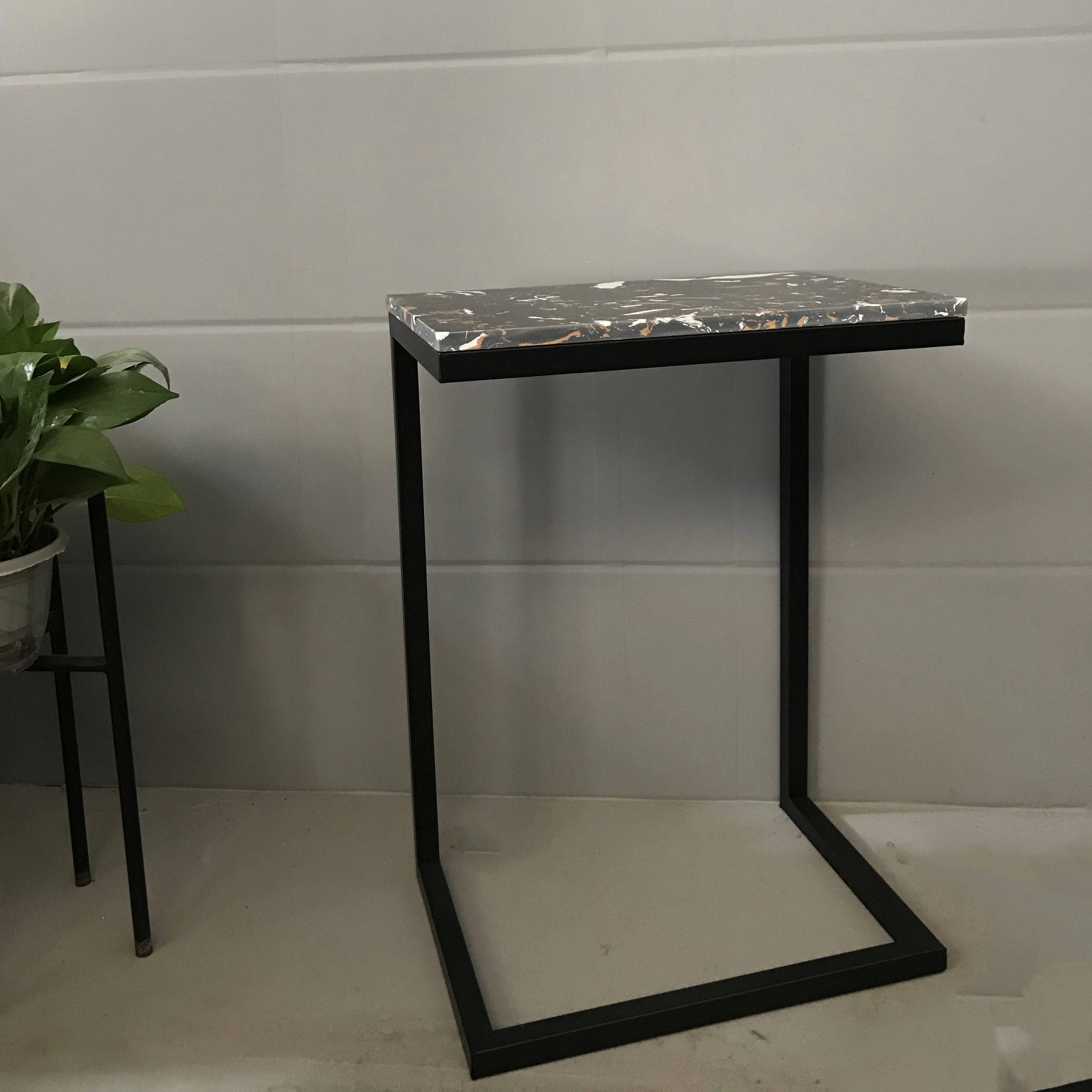 C-образный простой мраморный столик