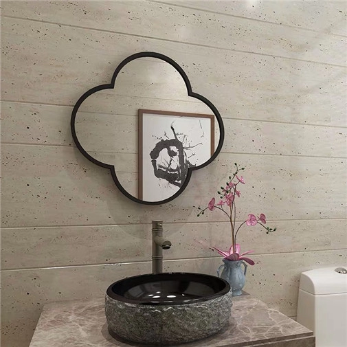 Металлическое зеркало в ванной комнате с цветком сливы