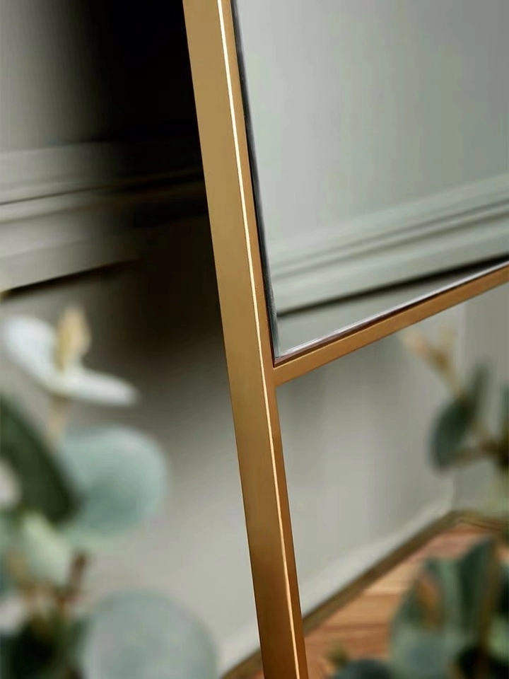 Зеркало из металла с золотым покрытием в современном стиле