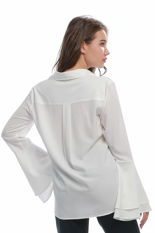 Белая блузка-рубашка из полиэстера и спандекса с V-образным вырезом и V-образным вырезом