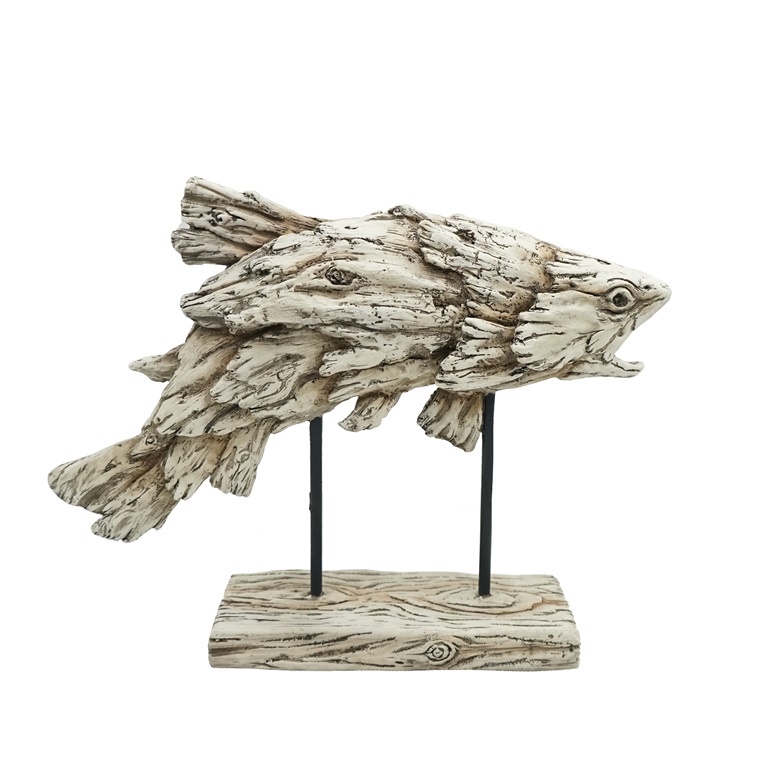 скульптура рыбы из коряги