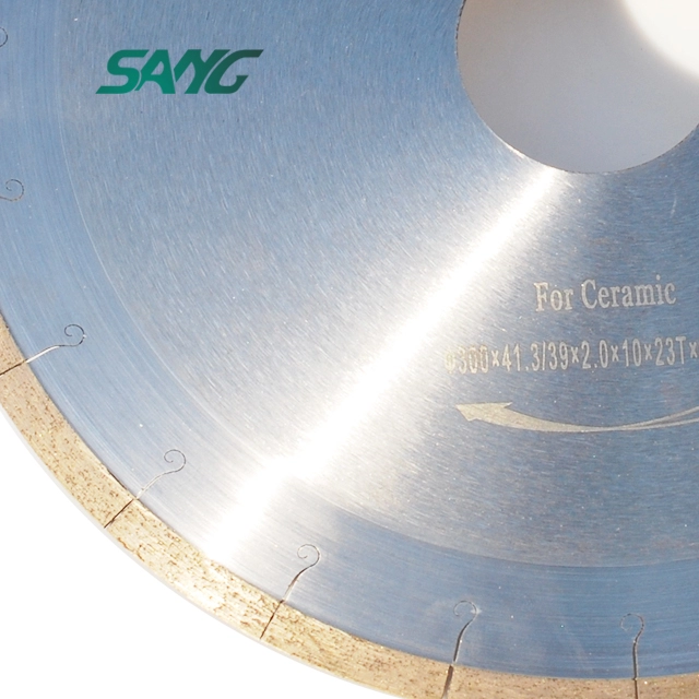 Пильный диск с алмазной керамикой диаметром 300 мм.