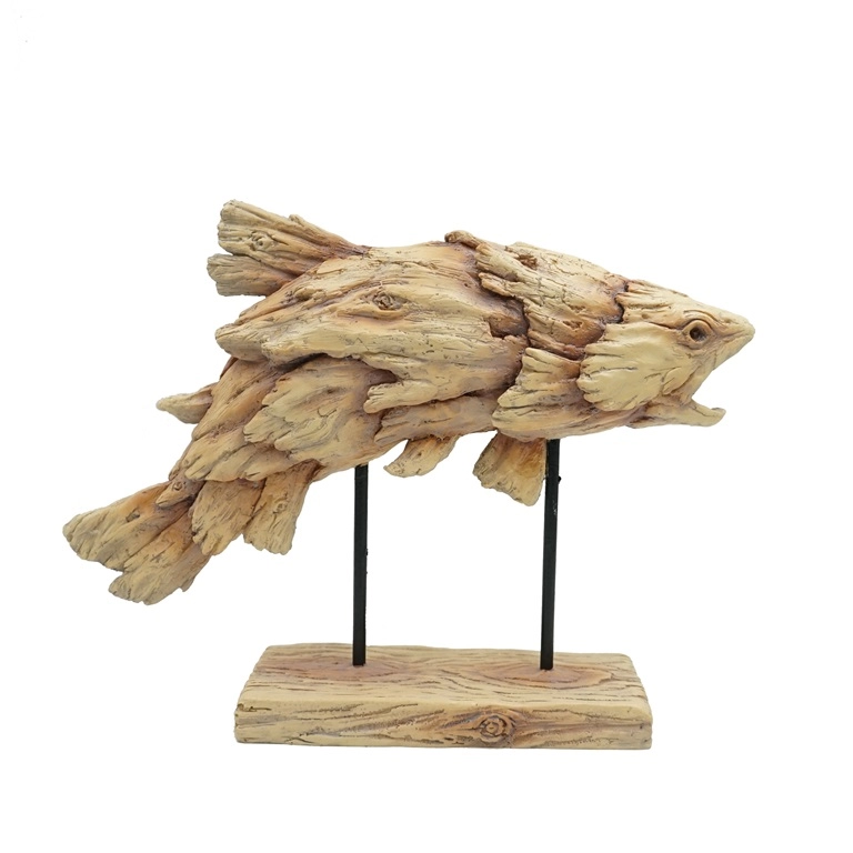 Скульптура прыгающей рыбы из смолы с дизайном из коряг