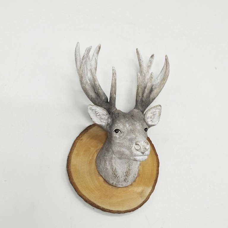 Голова оленя из искусственной смолы, установленная на стене с деревянной раковиной
