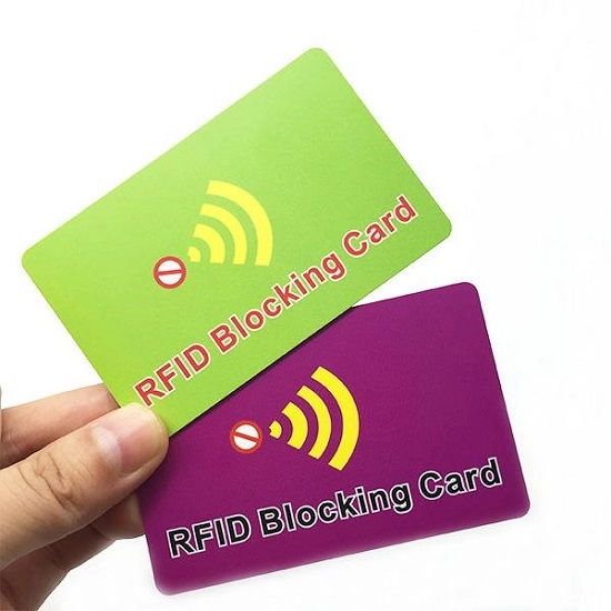 RFID-блокирующая карта для защиты банковских карт