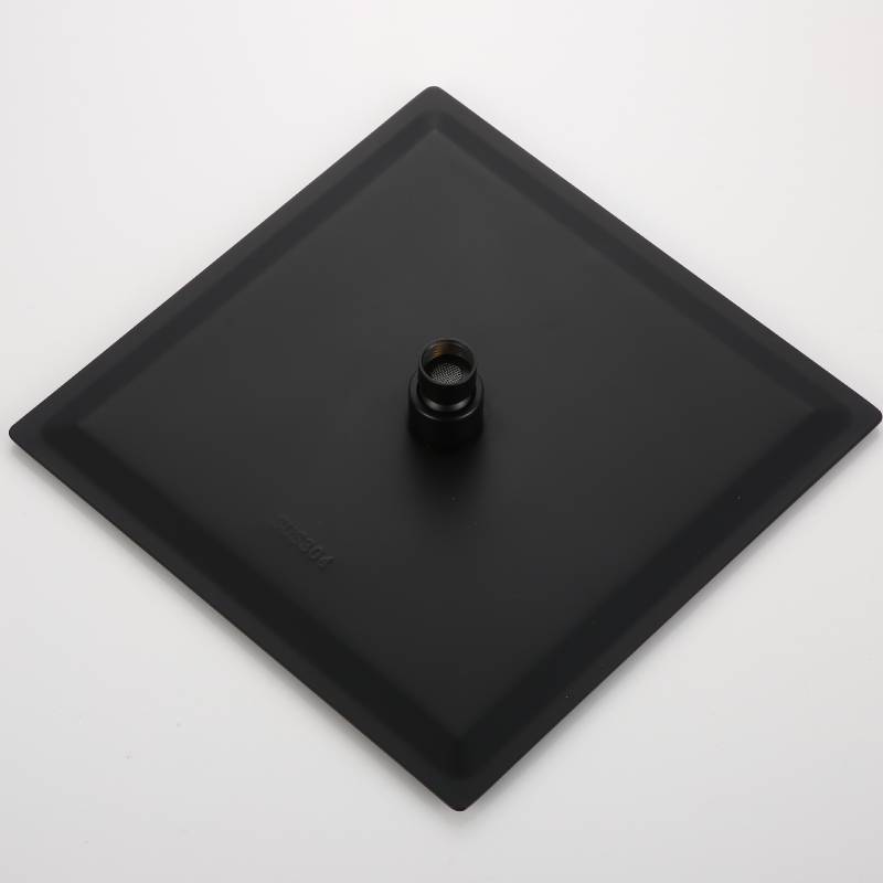 матовая черная насадка для душа в ванной комнате