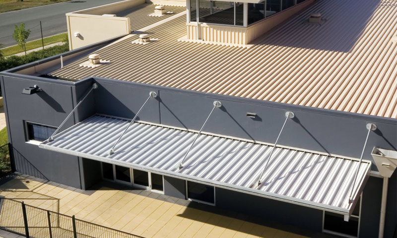 Высокоребристая металлическая обшивка крыши
