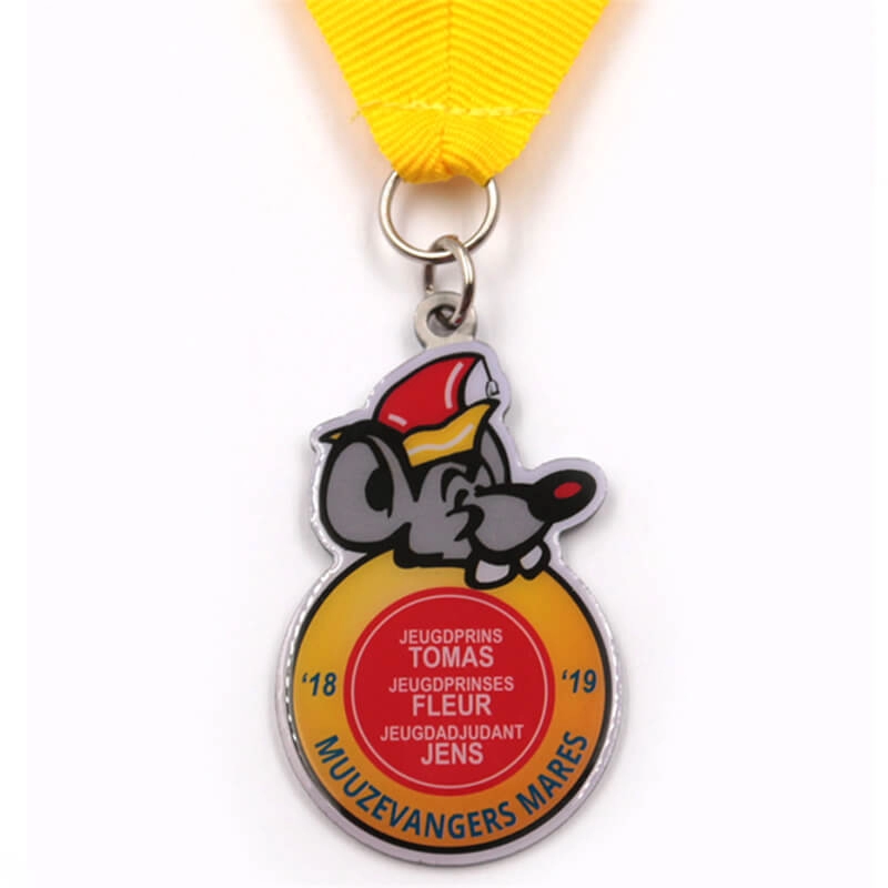 Персонализация металлической медали в виде мыши с логотипом из эпоксидной смолы