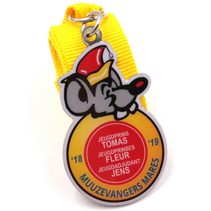 Персонализация металлической медали в виде мыши с логотипом из эпоксидной смолы